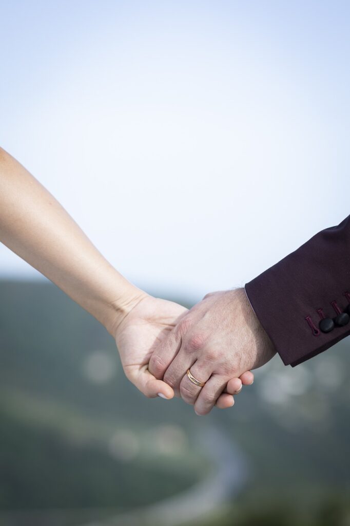 wedding hand-on-hand couple photography