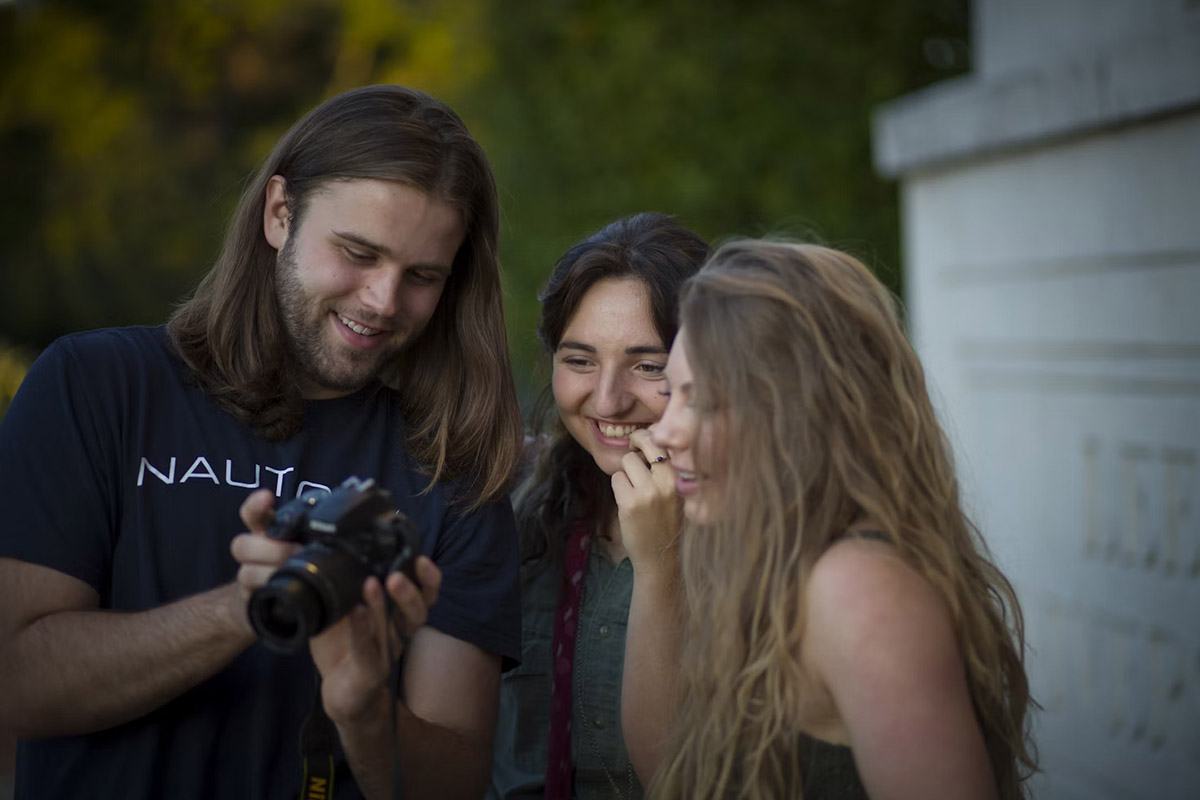 group people share image
